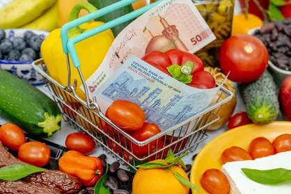 بازار ۴ مهر زیر فشار دلار و طلا؛ قیمت کالاهای اساسی همچنان بالاست
