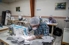 دانشجویان بسیجی شاهرود، روزانه ۲۵۰۰ ماسک تولید می‌کنند