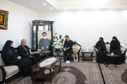 دیدار پزشکیان با خانواده امام جمعه فقید تبریز و سرتیم حفاظت شهید رئیسی