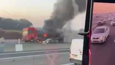 حادثه در مسیر ورودی به فرودگاه بن‌گورین در سرزمین‌های اشغالی / آتش گرفتن یک کامیون در مسیر این فرودگاه