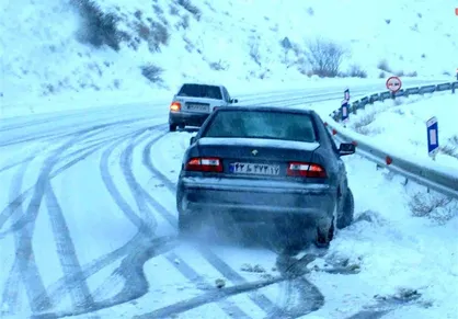 بارش برف و باران در محور&zwnj;های شمالی/کاهش ۶ درصدی تردد در جاده&zwnj;ها