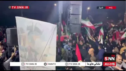 ورود پیکر مطهر شهید خلبان مجید کاظمی به مراسم وداع در میان استقبال باشکوه مردم شیراز