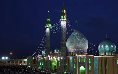 حال و هوای مسجد مقدس جمکران همزمان با سالروز آغاز امامت حضرت ولیعصر عجل‌الله تعالی فرجه + فیلم