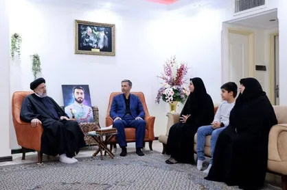 رئیسی با خانواده شهید آرمان علی&zwnj;وردی دیدار کرد