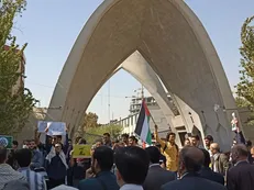 تجمع و شادکامی دانشجویان دانشگاه علم و صنعت در حمایت از عملیات مقاومت + عکس و فیلم