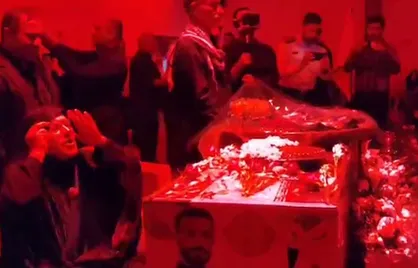 بی&zwnj;تابی مادر شهید مدافع وطن مصطفی سوباط با فرزند شهیدش