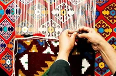 کارگاهی که به گل نشست! / مسئولان وعده حمایت از قالی بافی آریا را دادند؛ اما عمل نکردند