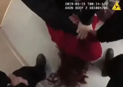 برخورد زشت پلیس آمریکا با یک زن