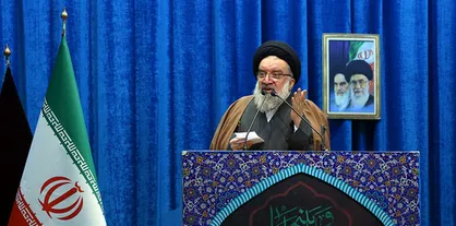 سید احمد خاتمی در راهپیمایی ۲۲ بهمن شهر کرمان سخنرانی می&zwnj;کند