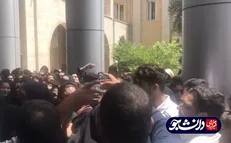 جمعی از کارکنان مرکز بهداشت شرق و غرب اهواز ظهر امروز در دانشگاه علوم پزشکی اهواز تجمع کردند