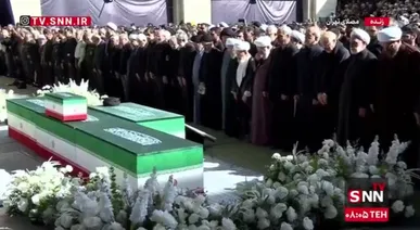 فیلم کامل اقامه نماز بر پیکر مطهر رهبر شهید و خانواده ایشان توسط آیت‌الله جعفر سبحانی