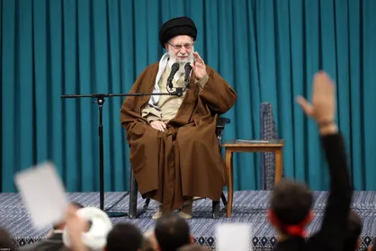 رهبر انقلاب: دفاع از حریم&zwnj;های مقدس برای حاج قاسم سلیمانی یک اصل بود / لبنان و یمن نماد مقاومت هستند و پیروز خواهند شد + فیلم