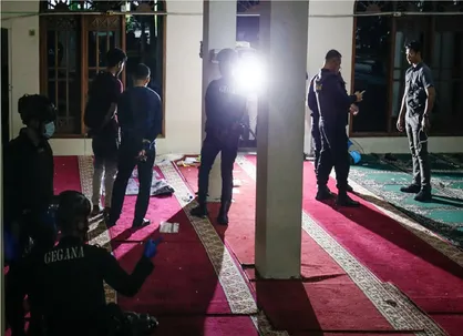 کشف پودر مشکوک به مواد منفجره پس از انفجار خونین مسجد در جاکارتا