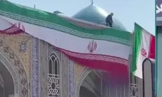 نصب پرچم ایران به مناسبت فرارسیدن
١٢ فروردین، روز جمهوری اسلامی ایران در حرم مطهر رضوی