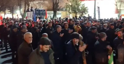 سینه زنی مردم شهرکرد در شام غریبان اول مظلوم عالم درخیابان