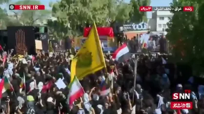 ازدحام و فشردگی بالای جمعیت در اطراف کامیون حامل پیکر رهبر شهید در نجف اشرف
