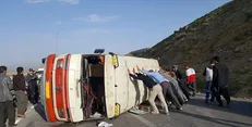 واژگونی مینی‌بوس حامل معلمان/ ۱۴ معلم سرپایی مداوا شدند