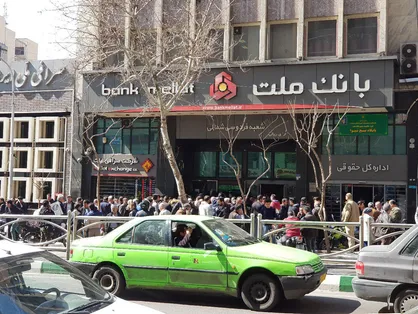 دلار آمریکا فروش در صرافی ۵۵۰۰ تومان خرید در کف خیابان ۵۹۰۰! + جزئیات/ پشت پرده تماس&zwnj;های دلالان چیست؟
