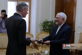 محمدجواد ظریف وزیر امور خارجه کشورمان و آقای رابرت مک‌‌‌ایر، سفیر جدید انگلستان در تهران
