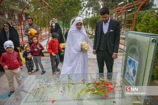 یک زوج شیرازی همزمان با فرارسیدن 22 اسفندماه، سالروز گرامیداشت مقام شهدا، آغاز زندگی مشترک خود را در جوار مزار شهدای گمنام گلزار شهدای این شهر جشن گرفتند.