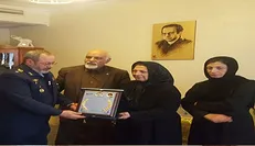 فرمانده نیروی هوایی ارتش با خانوداده‌های شهید فکوری و ستاری دیدار کرد