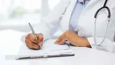 ۱۰ کاری که قبل از مراجعه به پزشک و آزمایشات پزشکی هرگز نباید انجام داد