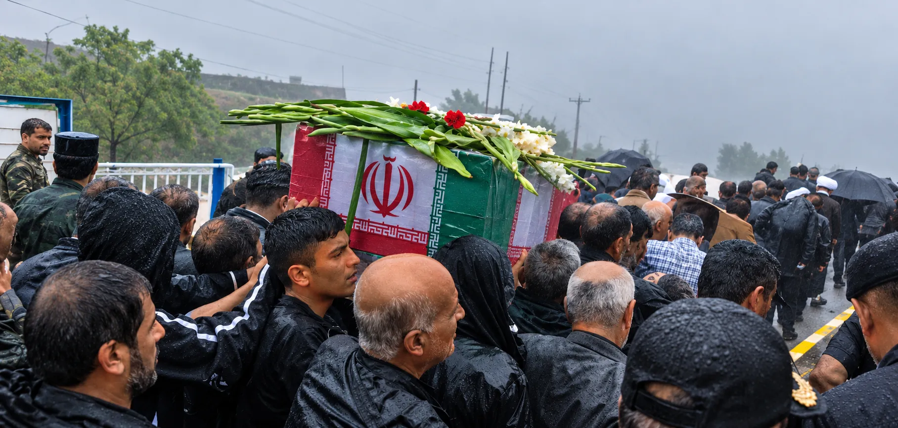 پیکر مطهر شهید وحید عنایت زیر بارش شدید باران در کلاله تشییع شد +فیلم
