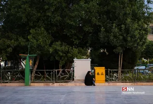 حضور تعدادی از مجاوران روزه‌دار و مغازه داران اطراف حرم مطهر، همزمان با اذان مغرب و لحظه افطار در نزدیکی حرم حضرت معصومه (س)