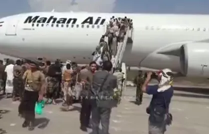 فرود هواپیمای ایرانی در باند فرودگاه الحدیده