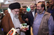 رهبر انقلاب: در مورد برخی رویداد‌های انقلابی و تاریخی کتابِ «خواندنی» کم است / هیچ چیز جای کتاب را نمی‌گیرد + فیلم