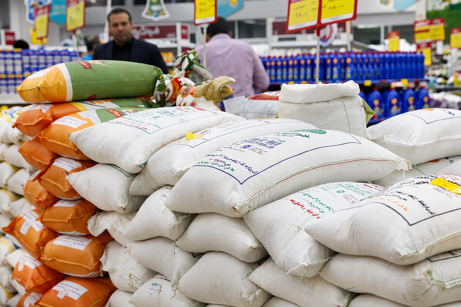 ورود جدی دادستانی ایرانشهر به ساماندهی بازار و کنترل قیمت‌ها / اولتیماتوم برای مقابله با گران‌فروشی و چندگانگی نرخ کالاها