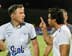 حمله هواداران پرسپولیس و استقلال به داور دربی/ اکبریان هم گل محمدی را اخراج کرده هم مجیدی را!