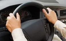 دختر جوان گوش راننده شیطان صفت را با دندان کند