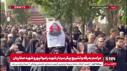 مردم تصویر شهیدانشان را روی دست بالا می&zwnj;گیرند تا بگویند در این راه استوارند و پرچم شهادت تا ابد پیروز &zwnj;است و برافراشته می&zwnj;ماند