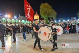 عزاداری شب چهارم محرم در حرم حضرت شاهچراغ(ع) شیراز با حضور عاشقان و دلدادگان اباعبدالله الحسین(ع) برگزار شد.