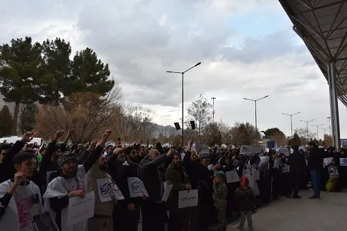 تجمع دانشجویان کرمانشاهی در فرودگاه شهید اشرفی