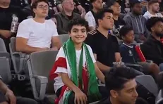 تصویرسازی از حضور «ماکان نصیری» در میان تماشاگران دیدار ایران و نیوزیلند
