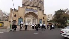 دانشجویان در اعتراض به تخریب آلونک مادر بندرعباسی مقابل وزارت کشور تجمع کردند + تصاویر