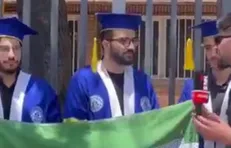 پرچمی که دانشمندان ما بلند کردن را دست می‌گیریم
