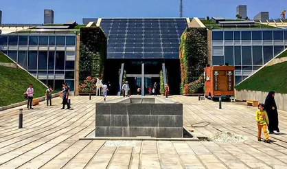 مراسم دستی برای بیعت در باغ کتاب برگزار شد