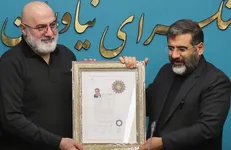 فرهاد قائمیان نشان درجه یک هنری دریافت کرد