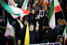 مشهد زیر باران، به وقت استغاثه امام زمان (عج) | سی‌ودومین خروش شبانه مشهدی‌ها در سنگر خیابان