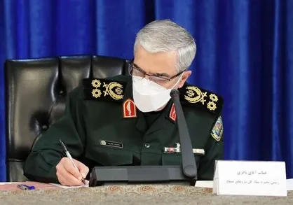 تبریک سردار باقری رئیس ستاد کل نیرو&zwnj;های مسلح به امیر حاتمی / این انتصاب نشانگر تعهد، شایستگی و قابلیت&zwnj;های آن برادر عزیز است