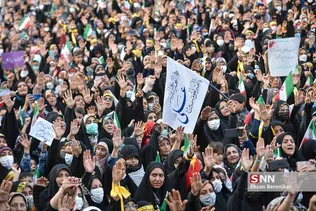 امروز در حرم مطهر شاهچراغ (ع)شوری برپا بود از جنس دانش آموزی، از جنس ذهن های جوان دهه هشتادی !