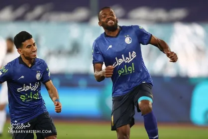 تلاش مدیربرنامه&zwnj; جنجالی برای ترانسفر ستاره استقلال به امارات یا قطر