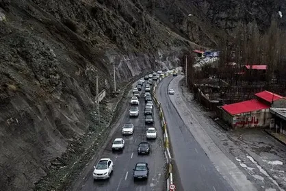 جاده چالوس پس از ۱۴ ساعت انسداد، دوطرفه شد/ بارش باران و مه گرفتگی در محور&zwnj;های شمالی کشور