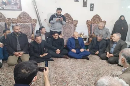 وزیر کشور با خانواده&zwnj;ای که ۸ شهید در حادثه تروریستی کرمان داشت، دیدار کرد