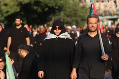 خبرنگارSNNTV: خیل عظیم عزاداران از خیابان دماوند به سمت خیابان&zwnj;های آزادی و انقلاب در حرکت هستند + فیلم