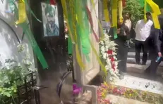 همزمان با سالروز شهادت سیدشهیدان اهل قلم شهید سیدمرتضی آوینی مزار این شهید در بهشت زهرا (س) تهران گل باران شد