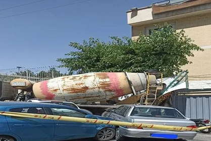 برخورد میکسر بتن با ۳ خودرو در سعادت&zwnj;آباد تهران